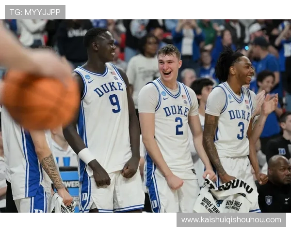 好兄弟你来了！弗莱明突破低手妙传马卢阿奇吃饼暴扣空篮！